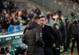 Rubén Albés e Iván Ania se saludan al inicio del encuentro.