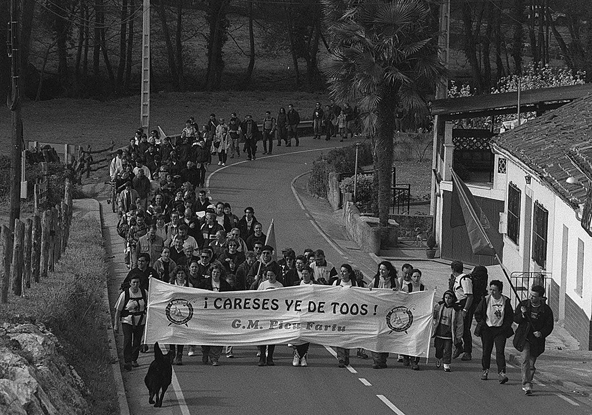 Una de las primeras marchas en defensa de Peña Careses, en 1999.