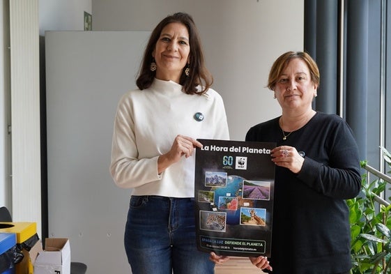 Las ediles Patricia Antuña y Ana Nosti, con el cartel de la campaña.