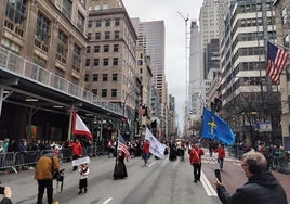 La única agrupación de gaitas española, la Banda de Gaitas Villa de Xixón, llenó de asturianía el desfile de San Patricio, en Nueva York.
