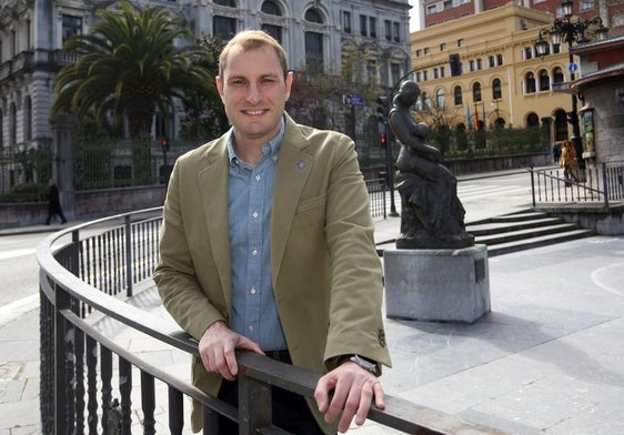 Adrián Pumares, en el Campo de San Francisco, con los edificios de la Junta General del Principado y de Presidencia a sus espaldas.