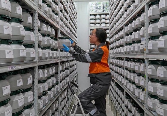Una trabajadora de ArcelorMittal coloca un recipiente con polvos de acero en Arcelor Powders.