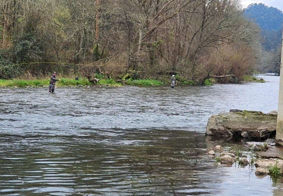 Dos pescadores, en la jornada de ayer, en el río Narcea.