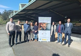 Asistentes a la presentación del bebedero en las instalaciones de Aseava en Llanera.