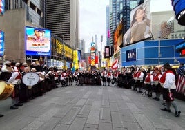 La banda de gaitas Villa de Xixón, en Times Square, tras finalizar el desfile por la Quinta Avenida, en Nueva York.