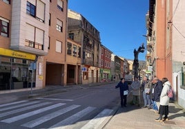 Autoridades observando el paso de peatones de Sotrondio que será elevado