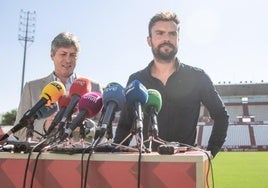 Rubén Albés, el día de su presentación con el Albacete, en 2022, acompañado por Alfonso Serrano.