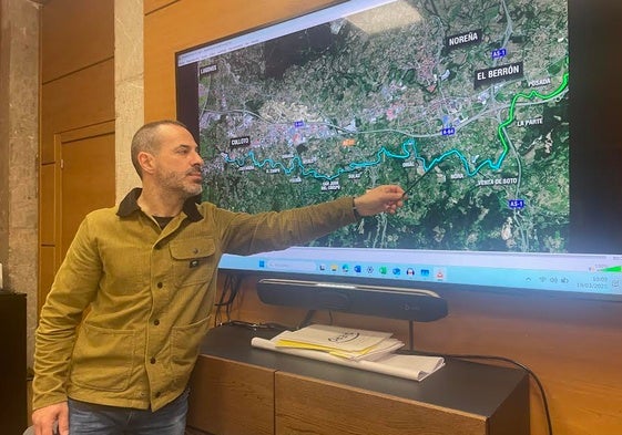 Ángel García muestra el proyecto de ampliación de la actual senda peatonal del río Nora