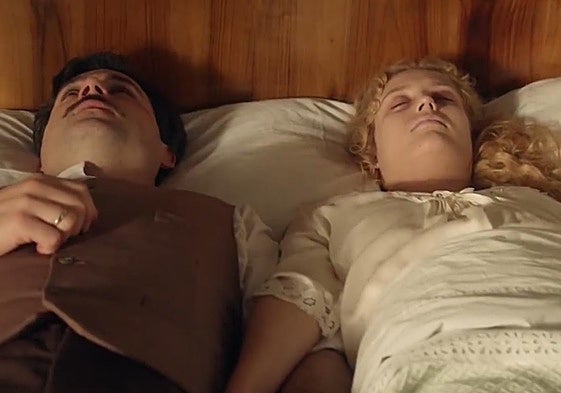 Manuel y Jana, recién fallecida, en la escena más emotiva de 'La Promesa'.