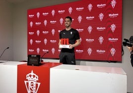 Rubén Yáñez posa con el Trofeo Mahou.