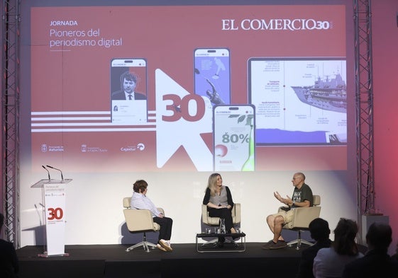 Marta y Óscar Fernández Sierra, en la charla moderada por la periodista de EL COMERCIO Mónica Yugueros.