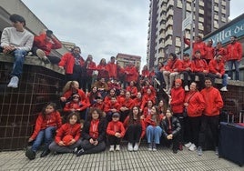 La Banda de Gaitas Villa de Xixón, recibida entre aplausos y mucha emoción tras su viaje a Nueva York