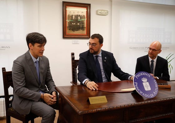 Borja Sánchez, junto con Adrián Barbón e Iván Aitor Lucas, en la firma de la Ley de Ciencia.