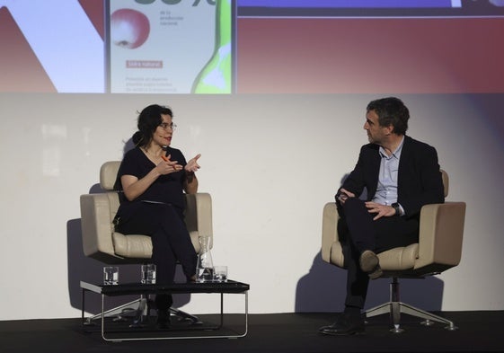 Los dos expertos expusieron sus puntos de vista sobre el futuro de la información en internet.