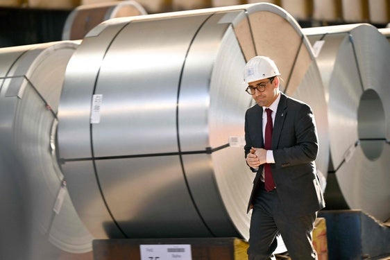 El vicepresidente de la Comisión, Stéphane Séjourné, encargado del plan del acero, ayer, en la planta de ThyssenKrupp en Duisburgo (Alemania).