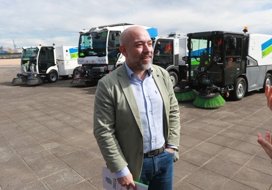 El concejal de Medio Ambiente, Rodrigo Pintueles, con los nuevos vehículos de higiene urbana en el paseo de El Arbeyal.