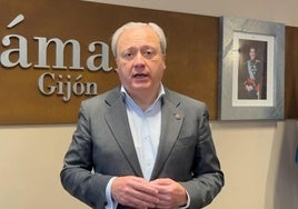 Álvaro Alonso, secretario general de la Cámara de Comercio de Gijón, felicita a EL COMERCIO