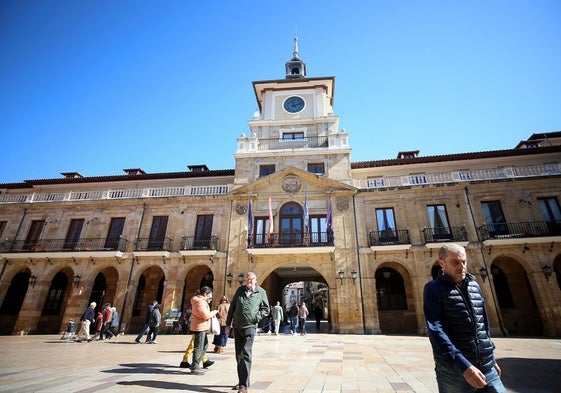 La fachada principal del Ayuntamiento de Oviedo.