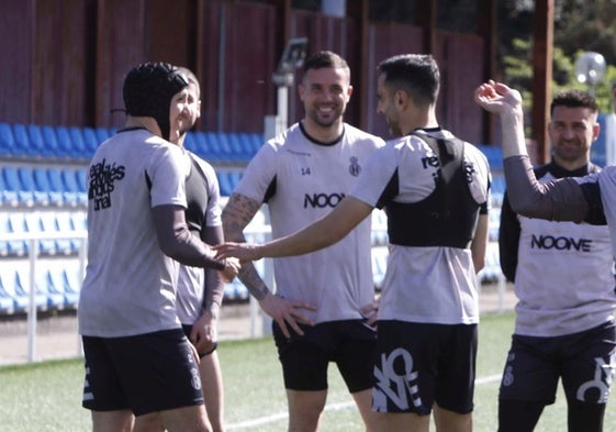Kevin Bautista, en el centro, conversa con Viti y Soler en La Toba.