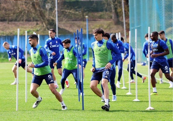 Los jugadores azules, durante un ejercicio del entrenamiento matinal de ayer en El Requexón.