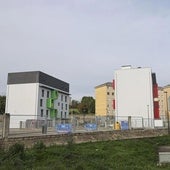 Viviendas rehabilitadas en el barrio de La Luz, junto al colegio Poeta Juan Ochoa y la Biblioteca.