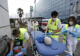Un médico y dos enfermeras atienden a un 'herido' en el punto de encuentro durante el simulacro.