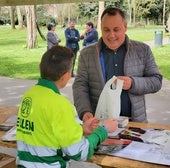 El concejal de Servicios Urbanos y Medio Ambiente, Pelayo García, recoge un castaño en el acto organizado por el Día del Árbol.