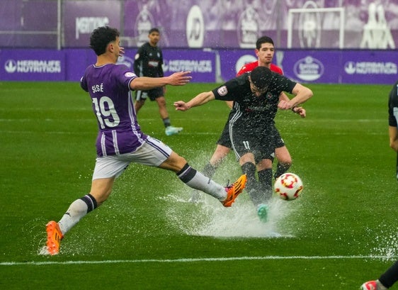 Adrián Turmo remata un balón en el encharcado campo de los Anexos José Zorrilla.