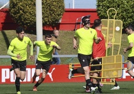 Olaetxea, que regresa a la convocatoria, realiza un ejercicio esta semana con la máscara de protección con la que podría jugar esta tarde ante su exequipo.