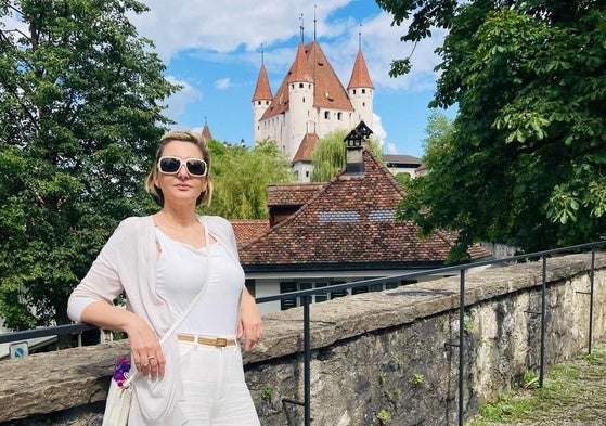Anna Ceglia con el típico castillo suizo al fondo.