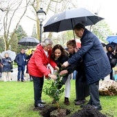Carmen Salinero y Alfredo Canteli, en primer término, con las palas para plantar la camelia.