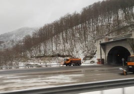Máquinas quitanieves a la salida del Negrón, en la vertiente asturiana de la autopista del Huerna.