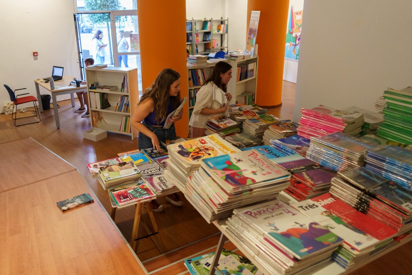 Cientos de familias recurren cada año al programa de intercambio de libros de texto del Conseyu de la Mocedá.