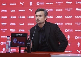 Rubén Albés, con gesto serio, comparece ante los medios de comunicación tras el partido.