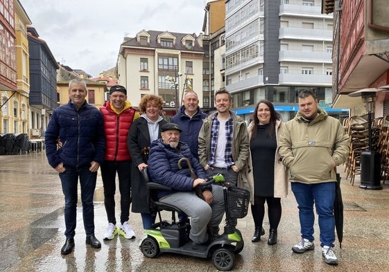 Desde la izquierda, Joaquín Areces, tesorero; Raúl Gutiérrez, vocal; Isabel Gómez, vicepresidenta; en la silla de ruedas, Alejandro Quirós (vocal); Enrique Meoro, vocal y presidente saliente; Miguel Ánxel Montenegro, nuevo presidente; Mónica Peláez, secretaria; e Iván Corujo, vocal.