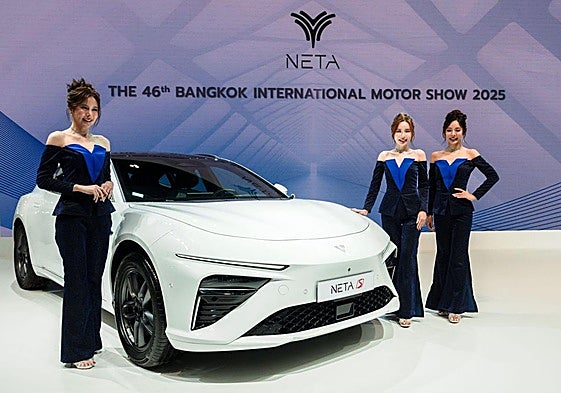 Tres modelos, con un vehículo de BYD, en la feria de la automoción que se celebra estos días en Bangkok.