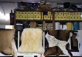 Pieles con mucha historia entre las cuatro paredes de Curtidos Carrasco