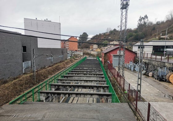 Una de las bocas del falso túnel del soterramiento ferroviario en Langreo.