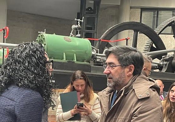 Vanessa Gutiérrez charlando con Santiago González en el museo