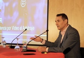 Clos Gómez, durante una ponencia sobre el videoarbitraje.