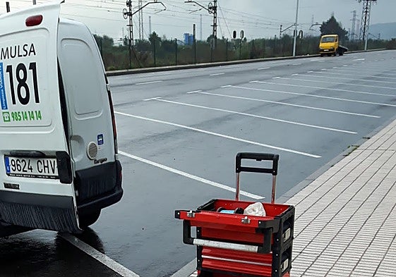 Equipo de desarratización de Emulsa interviniendo en La Calzada.