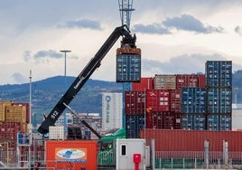 Descarga de contenedores en el Puerto de Gijón.