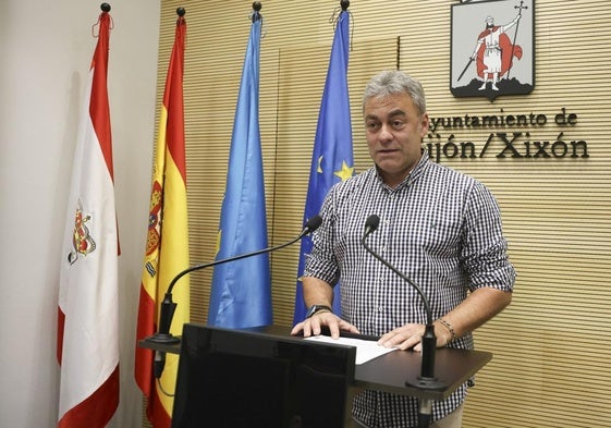 El concejal socialista y consejero de la EMA José Ramón Tuero, este martes, en la sala de prensa del Ayuntamiento de Gijón.