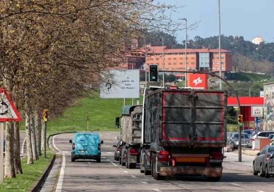 Camiones circulando por la avenida Príncipe de Asturias, a la altura de la Casa del Mar, en La Calzada.