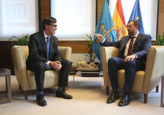 El president de Cataluña, Salvador Illa, reunido con el presidente del Principado, Adrián Barbón, el pasado octubre.