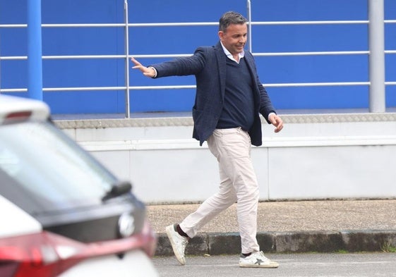 Javier Calleja acudió en la tarde de ayer a despedirse de los jugadores del Real Oviedo.