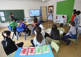 Colegio. El 'Aula Abierta' del colegio Fozaneldi, llena de alumnos.
