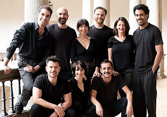 Abajo a la derecha, Jorge Basanta, con el resto del elenco.