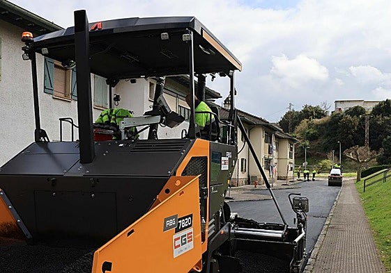 Trabajos de asfaltado realizados en Llaranes la semana pasada.