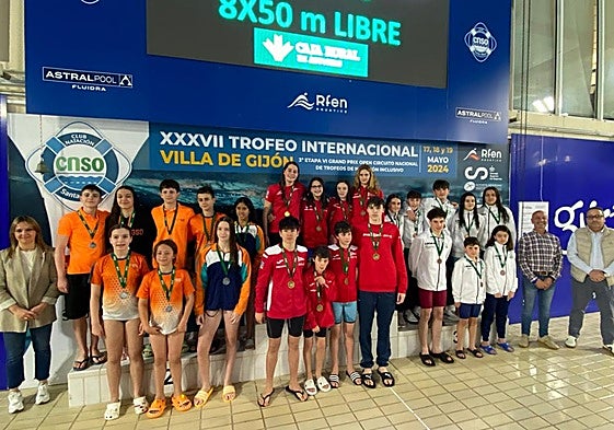 Los deportistas más rápidos de la prueba de 8x50 del XI Memorial Adolfo Carbajosa, en el Club Natación Santa Olaya.